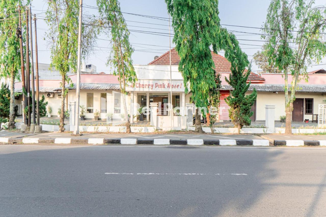 Cherry Pink Hotel Medan Mitra Reddoorz Eksteriør billede