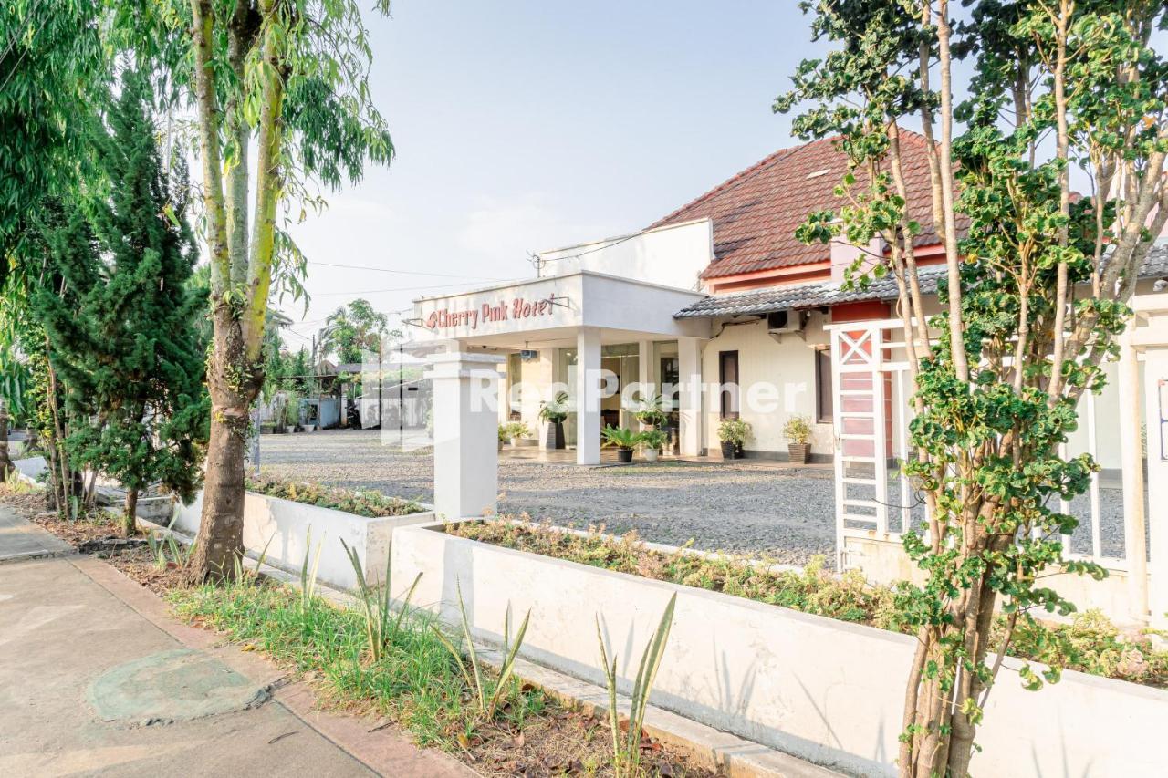 Cherry Pink Hotel Medan Mitra Reddoorz Eksteriør billede